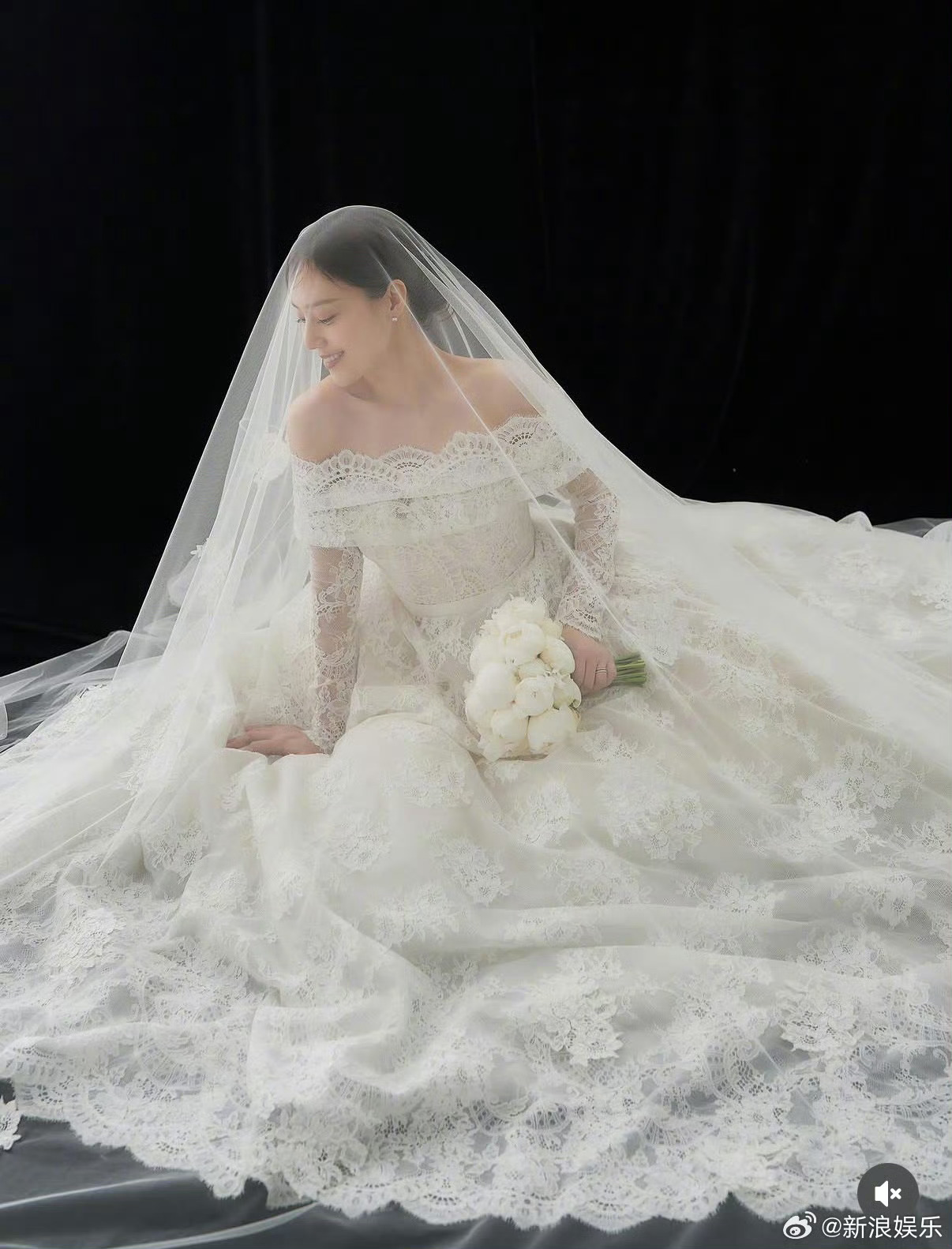 新浪娱乐文彩元婚纱照 6月2日，文彩元在ins晒出婚纱照，大裙摆随意铺在地上，美