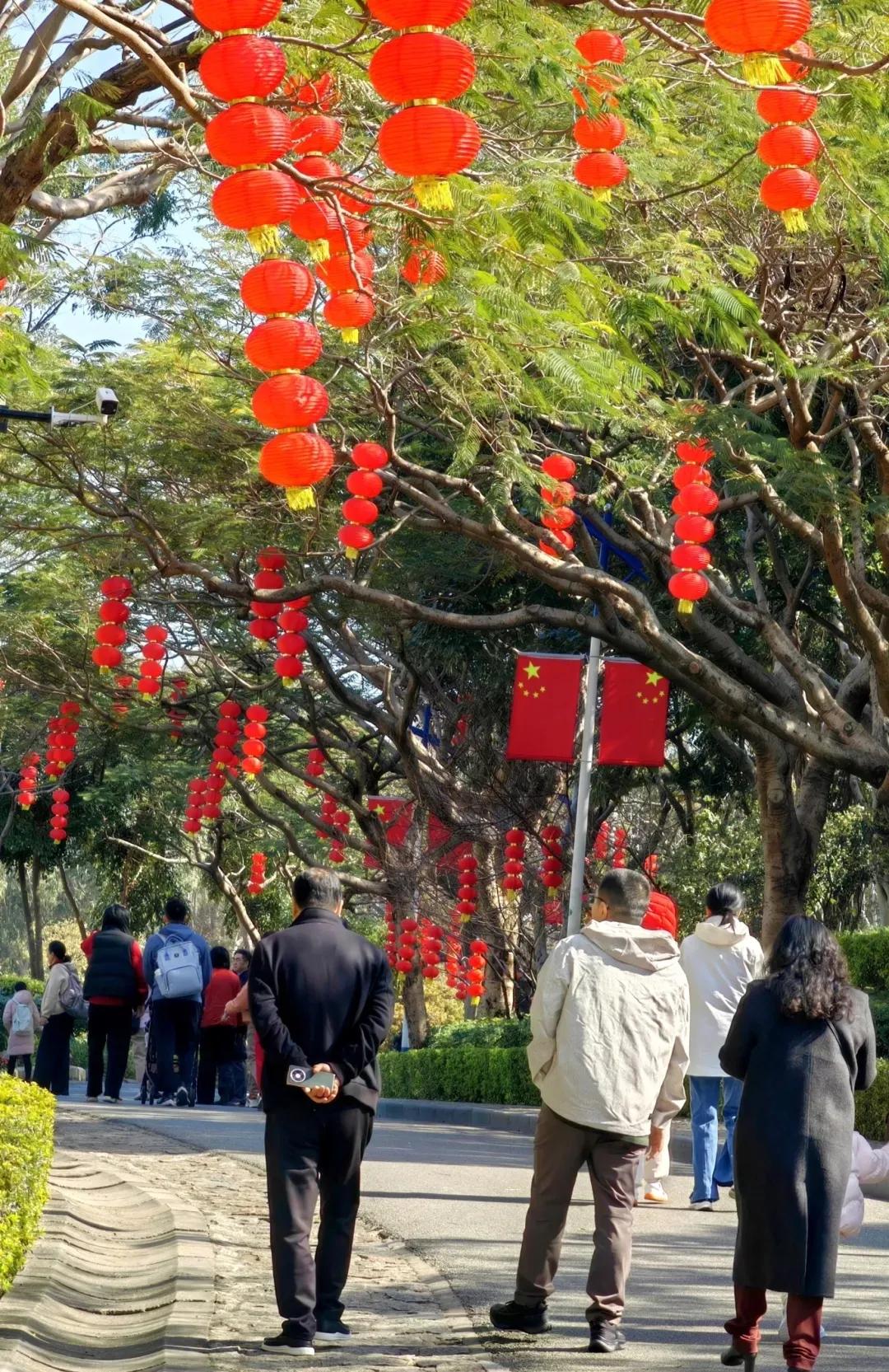 上联：灯火阑珊处，人影摇曳间。
下联：[爆竹][爆竹][爆竹][爆竹][爆竹][