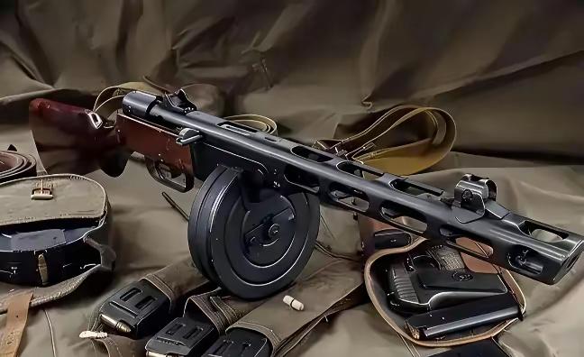 波波沙冲锋枪，（PPSh-41） 是二战中最具代表性的冲锋枪之一，由苏联设计师斯