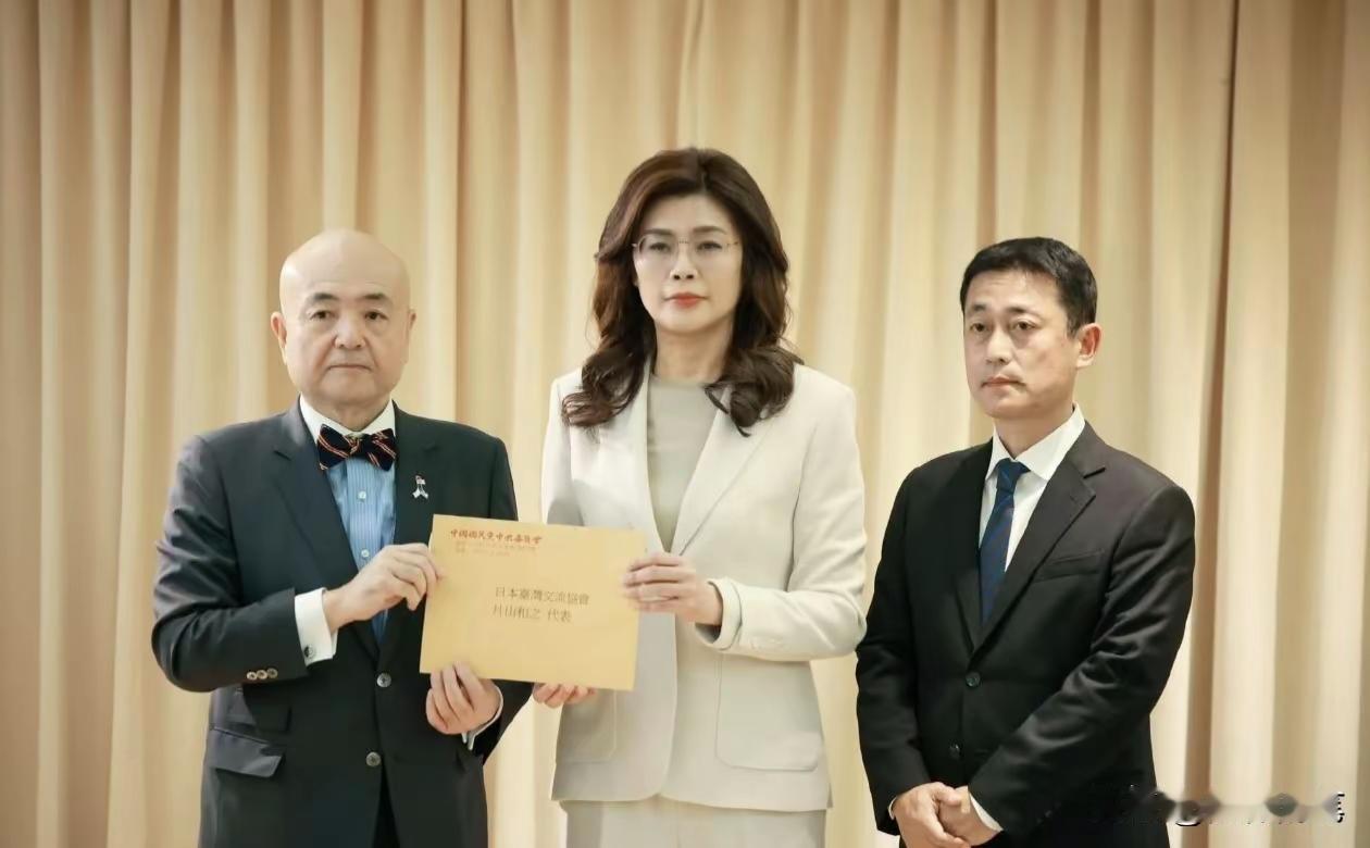 国民党主席郑丽文女士说到做到，从自己的腰包里掏出100万新台币捐给了日本地震灾区