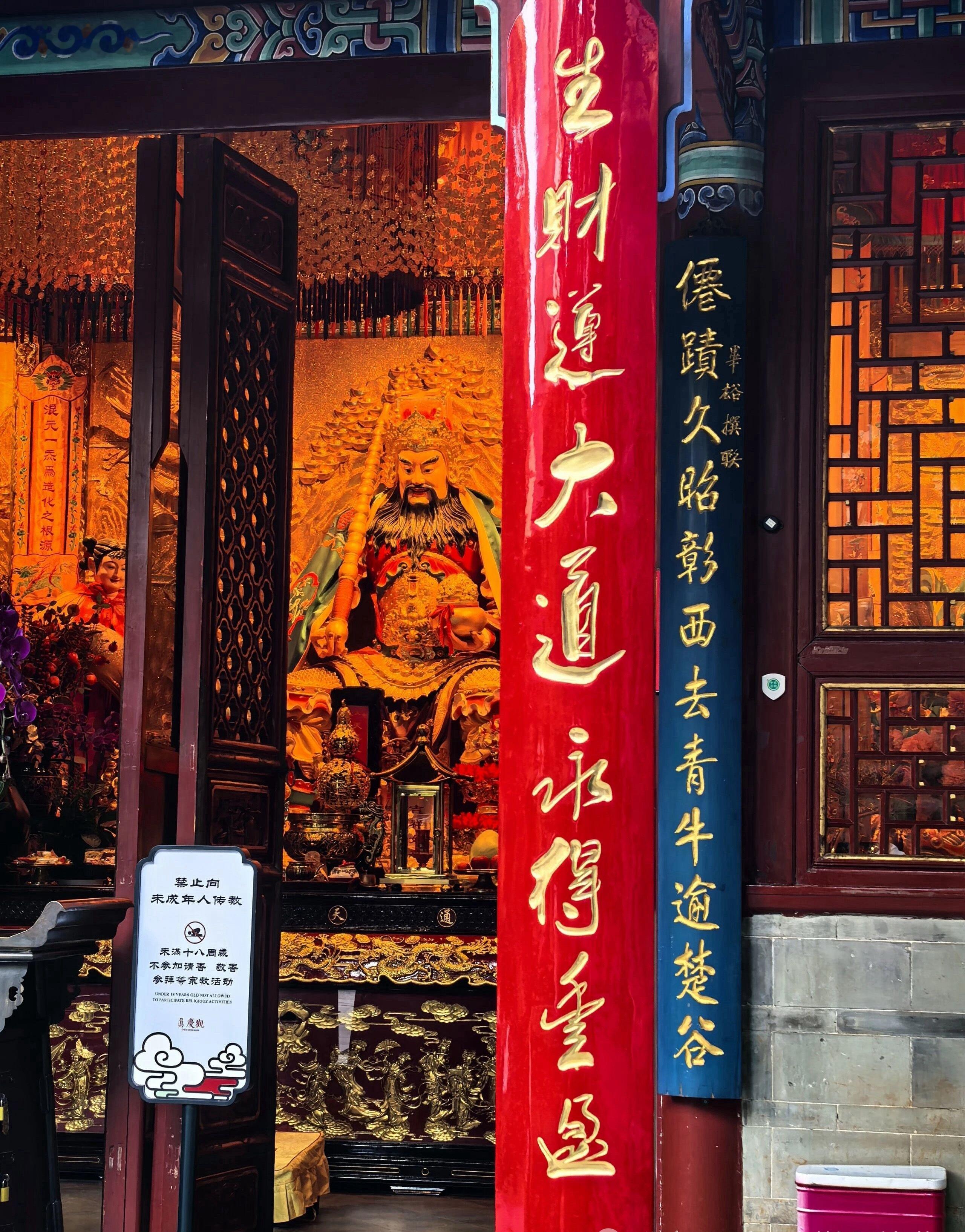 人这一辈子，其实就是不断战胜自己的过程，慢慢活明白后就懂了：不贪多余的情，不挣不