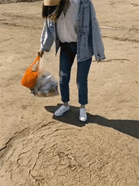 图1：小姐姐长点心吧，其实这种很危险的。
图2：对小强有多大的仇恨啊，才会想尽办