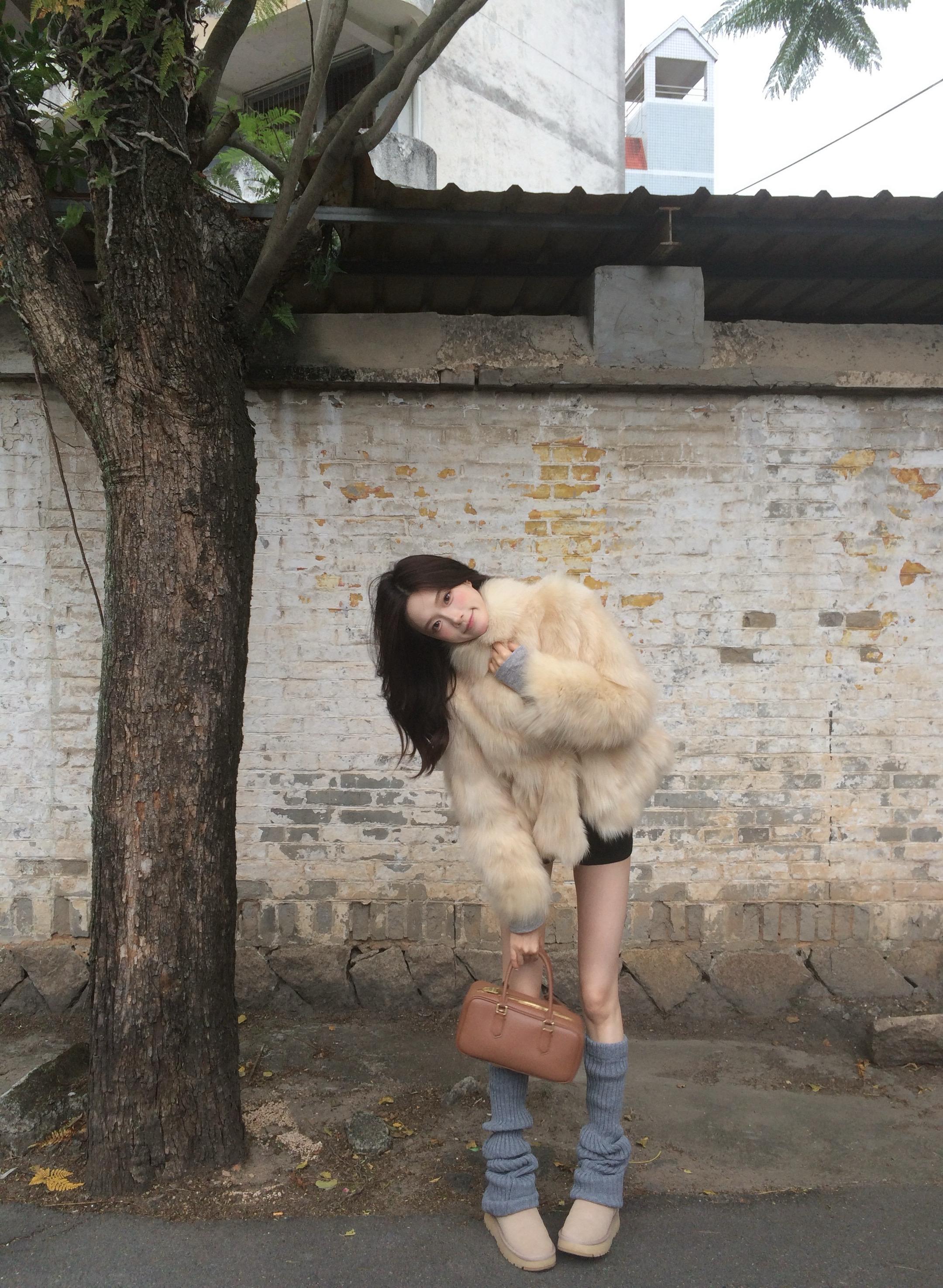 她一定比我成熟