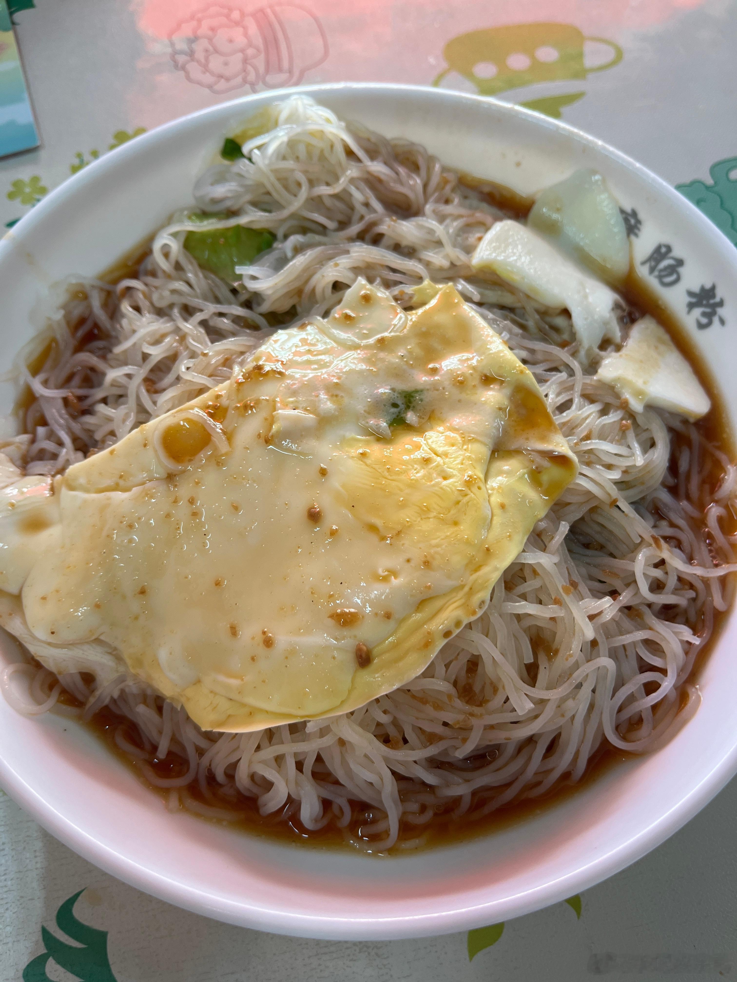 吃早餐，今天比较晚，睡得晚，昨晚和妯娌从公园回来，又去家里，两兄妹玩到9点半。还