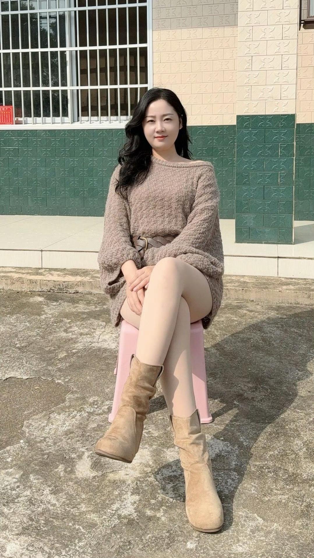 冬日的温柔藏在软糯的咖色毛衣里，宽松的针织裙装系上腰带勾勒出线条，搭配同色系的绒