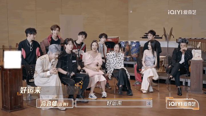 #萌探全员给那英唱歌应援#看到大家一起唱歌实在是太让人动容了，不得不说真的很有欢