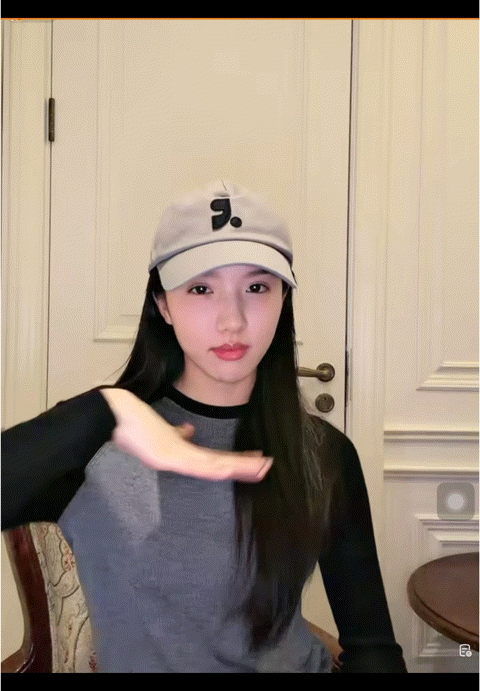 苏晓彤这样玩牙刷橘子有她的道理 昨晚惊喜开播，在直播间玩橘子牙刷游戏，玩性大发的