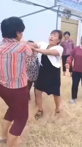 先斩后奏躲生娃，龙宝宝哪如钱宝宝！
刚刚劝架回来，屁股往沙发上还没坐稳，老公就火