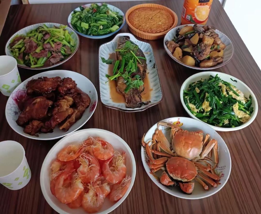这桌菜看起来真丰盛，准备好好吃一顿！四个人吃饭，两只螃蟹🦀[呲牙]这怎么吃[捂