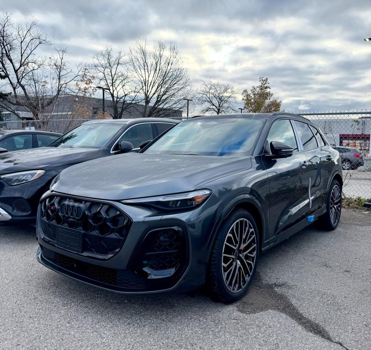 新款Q5L这内饰，怕是跟国产新能源学坏了[捂脸]
全是屏幕，巨大的曲面联屏，连副