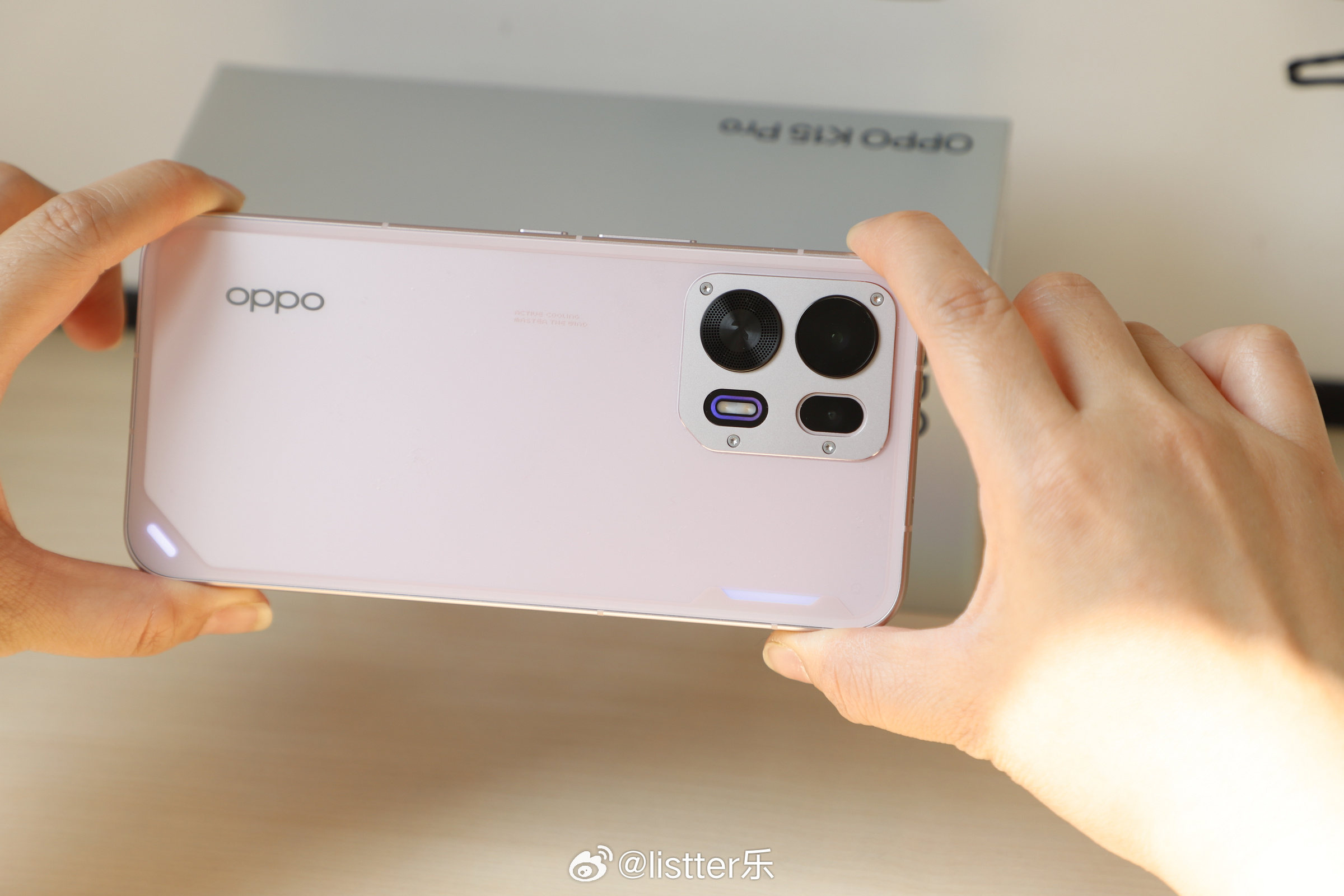 今天发布的OPPO K15 Pro系列有个最大的特点：手机内置主动散热风扇，而且