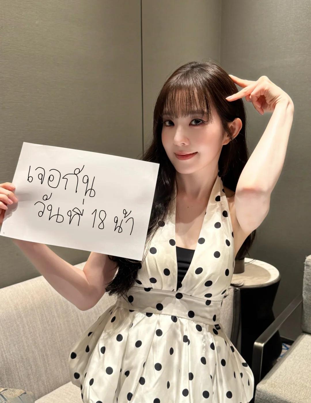 把我的心弄得一团糟还在这萌萌地笑…
裴珠泫