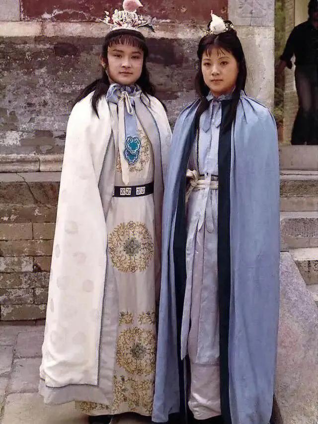 贾宝玉的朋友圈儿。
贾宝玉本人活动自由不大，参加社交场合不多，很多社交场合他是回