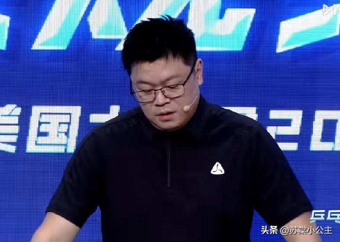 侯英超、程靖淇懵了吧？
昨天还在讨论林诗栋的瓶颈，
分析他为啥输给宇田幸矢？
又