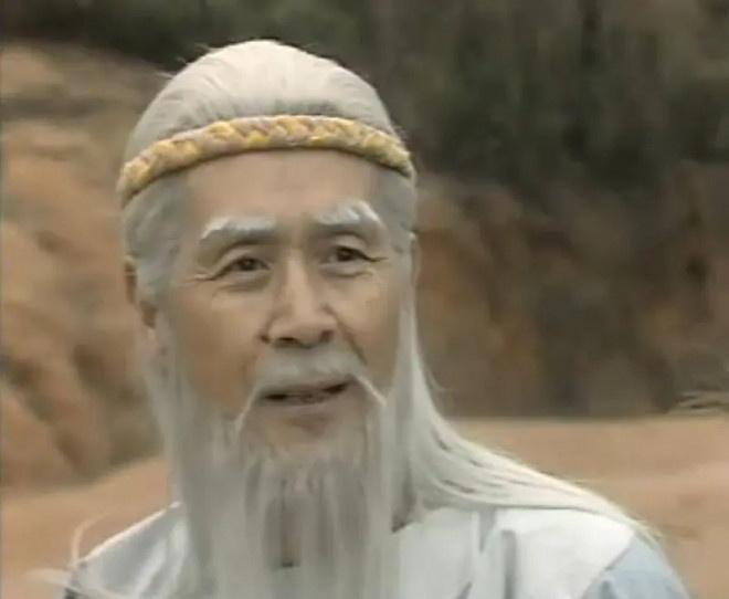 1990年的上海滩，《封神榜》剧组的摄影棚里飘着油墨未干的设计图纸。年近古稀的蓝
