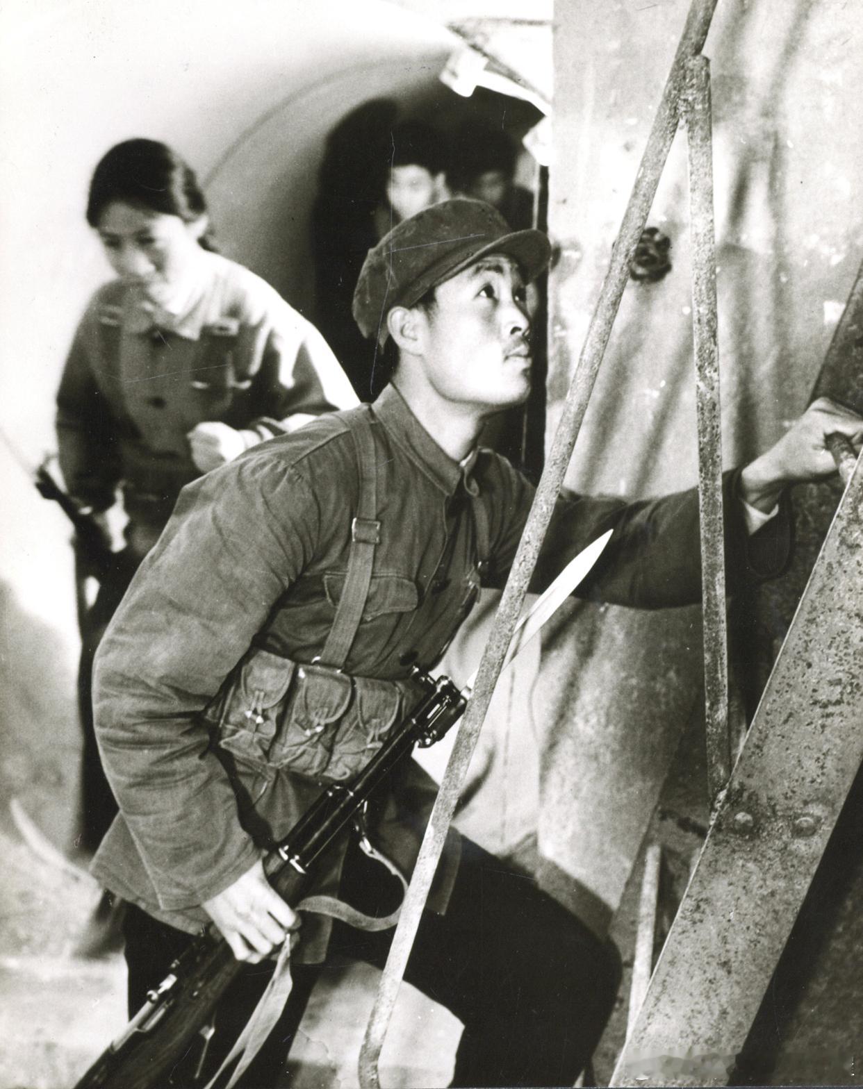 1974年北京热电厂民兵从地道出击历史影像 ​​​