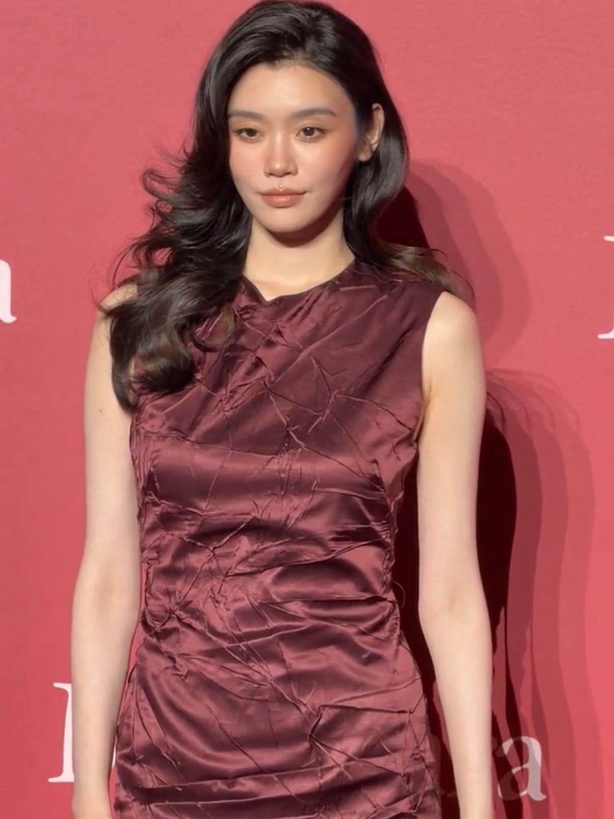 奚梦瑶婚后首次营业奚梦瑶婚后首亮相 世纪婚礼后火速营业！生图状态封神，连黑眼圈都