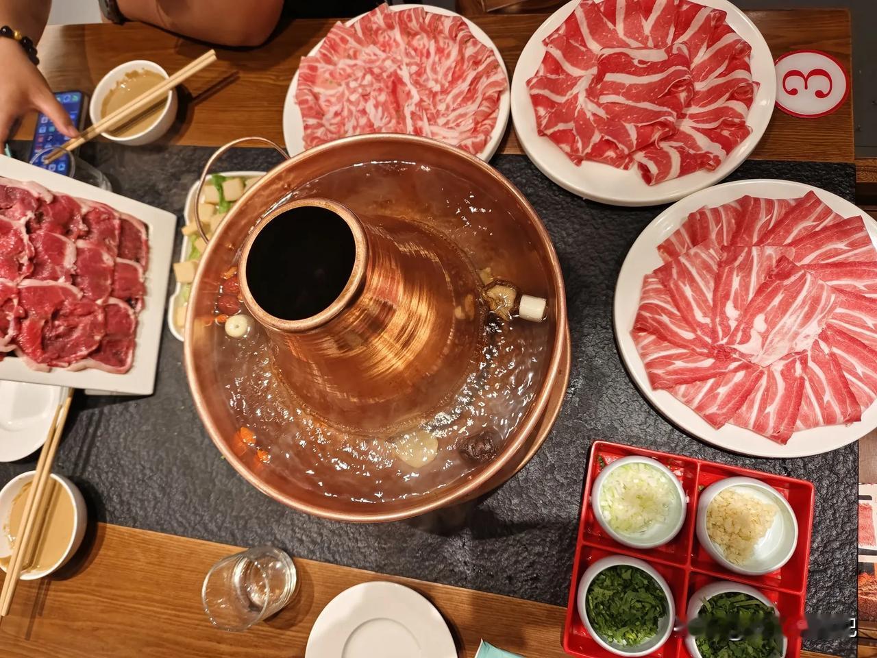 早上干了一碗豆汁儿，酸酸的不难喝，走到天安门广场一小时（长安街不能停车，只能走过