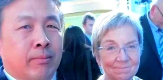 “晚一秒就万劫不复！中国该立刻向美国低头，交出发展权才能保命！”如今许多人回头看