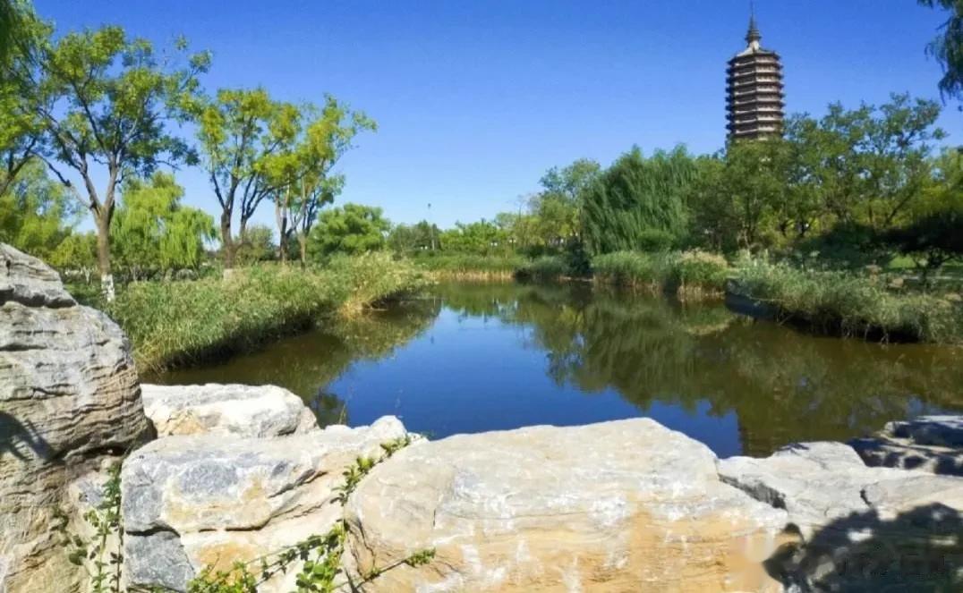  西海子公园是一处人文景观与历史文化底蕴相结合的宝藏公园，做为京城的免费公园之一