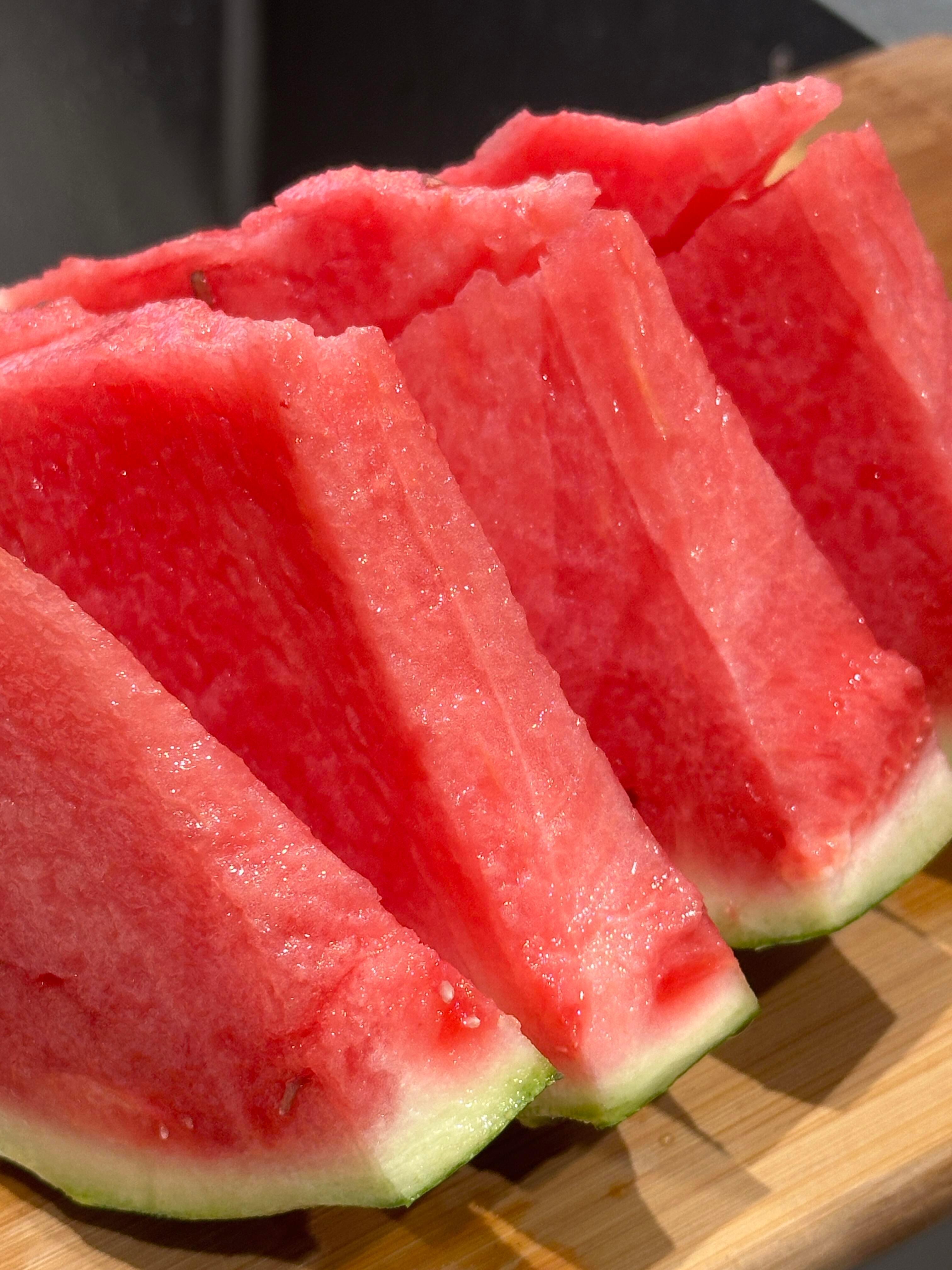 夏天的幸福就是吃到一个报恩西瓜。 