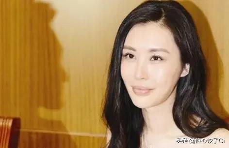 田朴珺说，前几天我在网上还看到了一个，关于我跟老王的一个合影照片，下面有一个精彩