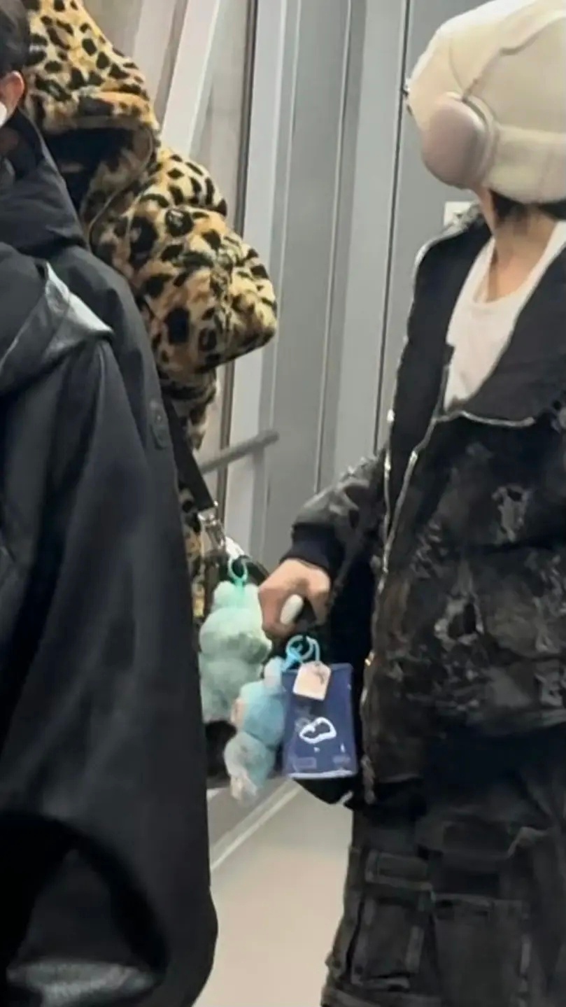 陈奕恒和左奇函都带了labubu 