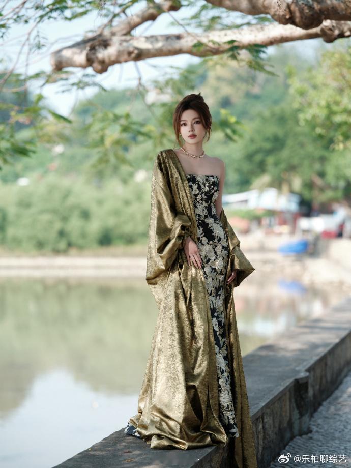 何瑞贤新中式鎏金玫瑰 绝对就是把我硬控了呀，这一套造型get到了何瑞贤新中式鎏金