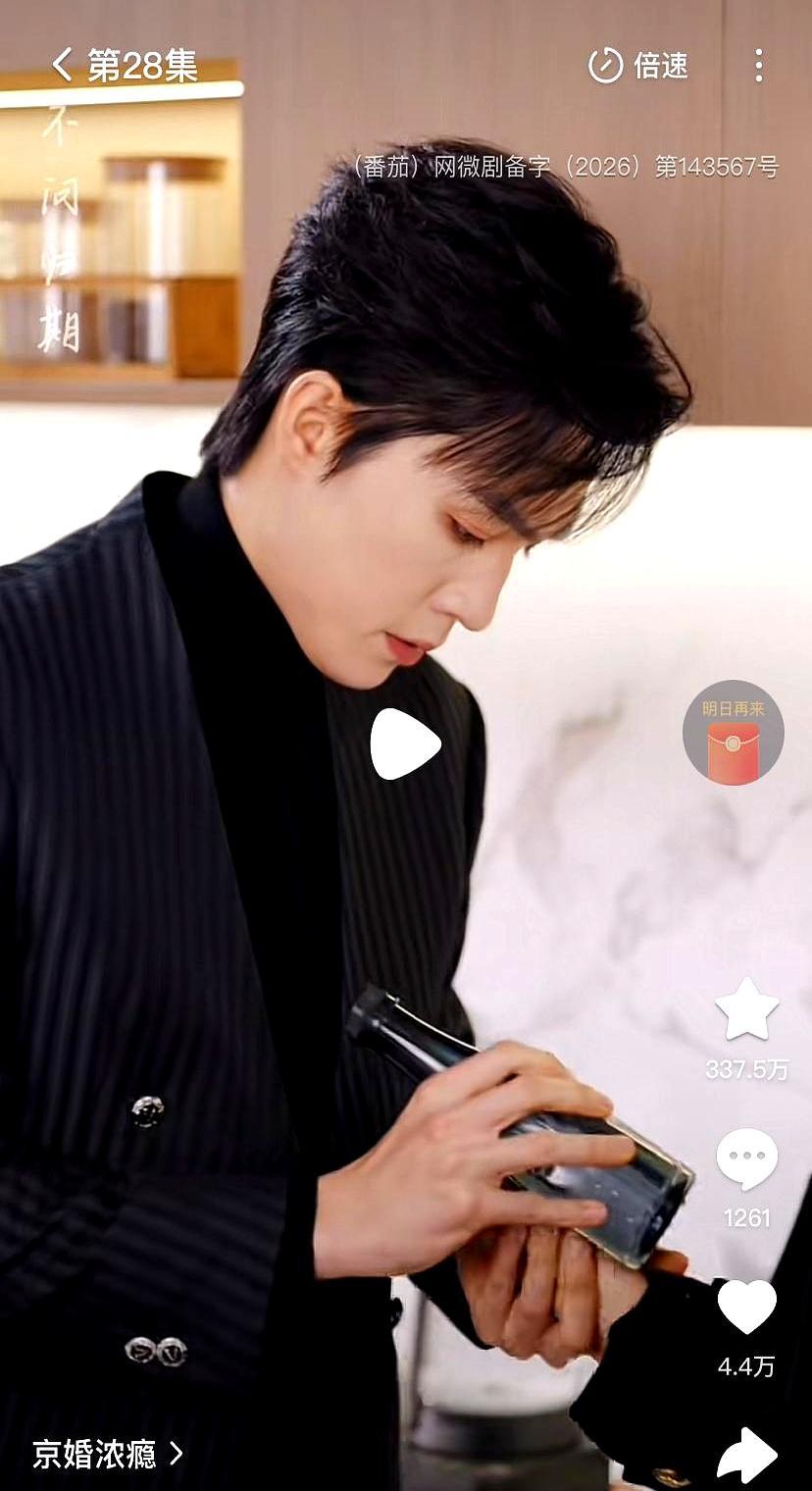 四十岁女人撕碎手里的烂账，转头盯着屏幕里二十七岁男人的吻戏咽口水。你以为她疯了，