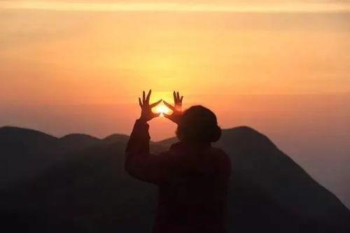 年轻时，总觉得时间像一列呼啸而过的火车，载着别人的成功、别人的圆满，唯独把自己留