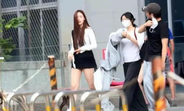 小S二女儿露面！长腿长发身材好！
透露小S生日状况！自己送了小S蛋糕和花束，写了