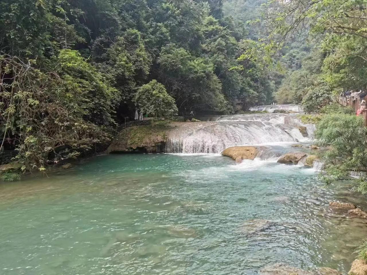 在金钱、利益和权力面前，亲情、爱情、友情可能都靠不住。
大家都是为了利益来，为了