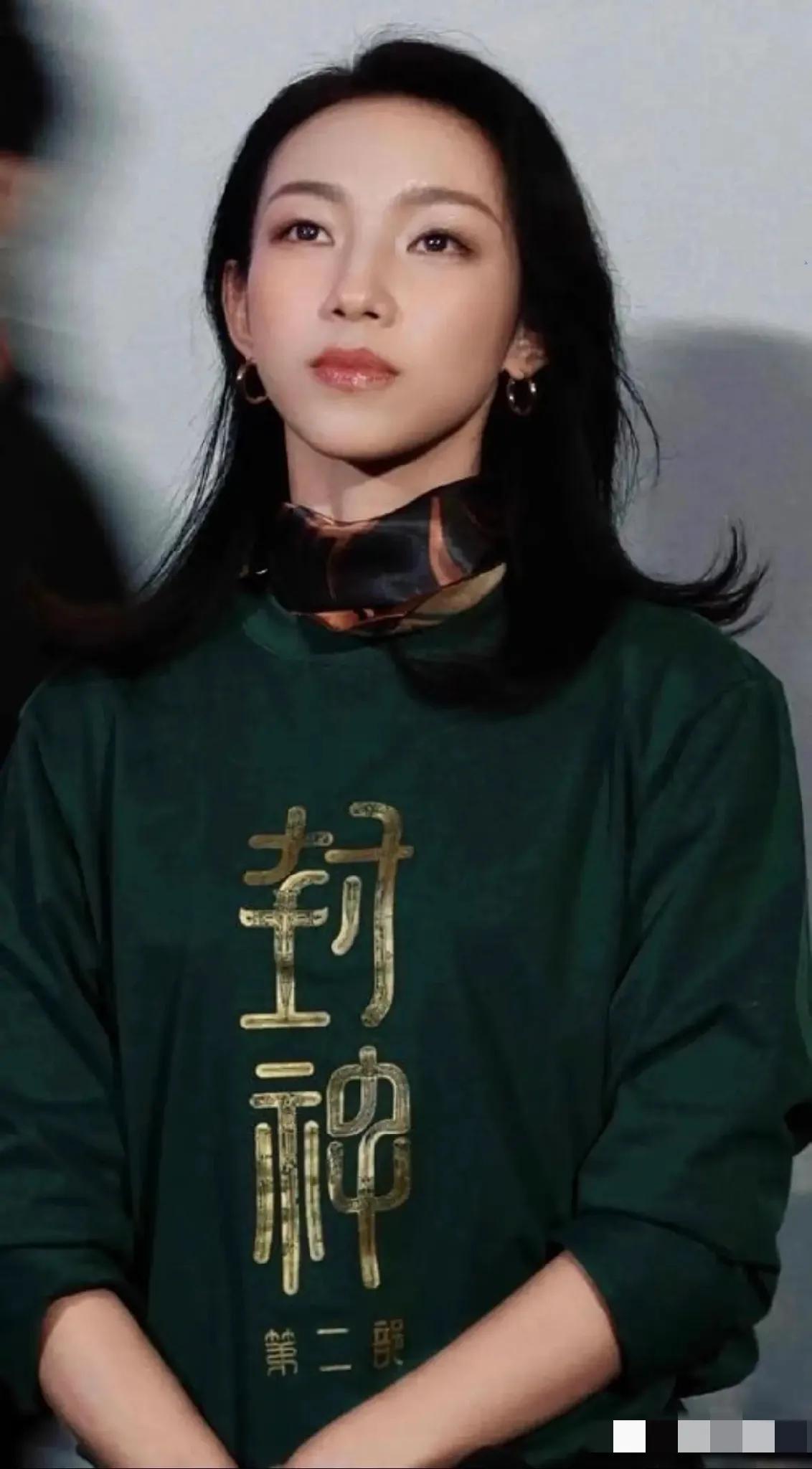 这种眼神，叫蔑视众生，高高在上
这种态度，叫旁若无人
这种姿势，叫用鼻孔看人
