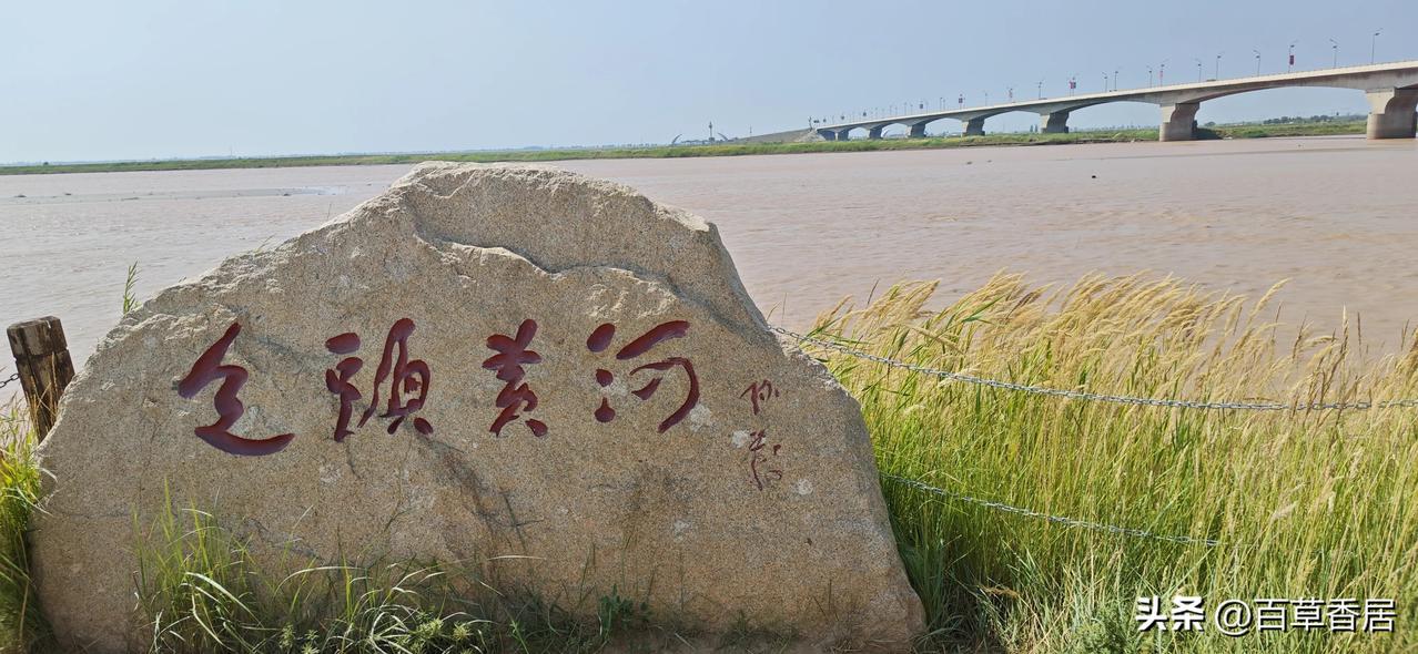 上联：饮酒挥毫书壮志，
下联：守土护疆献真情。