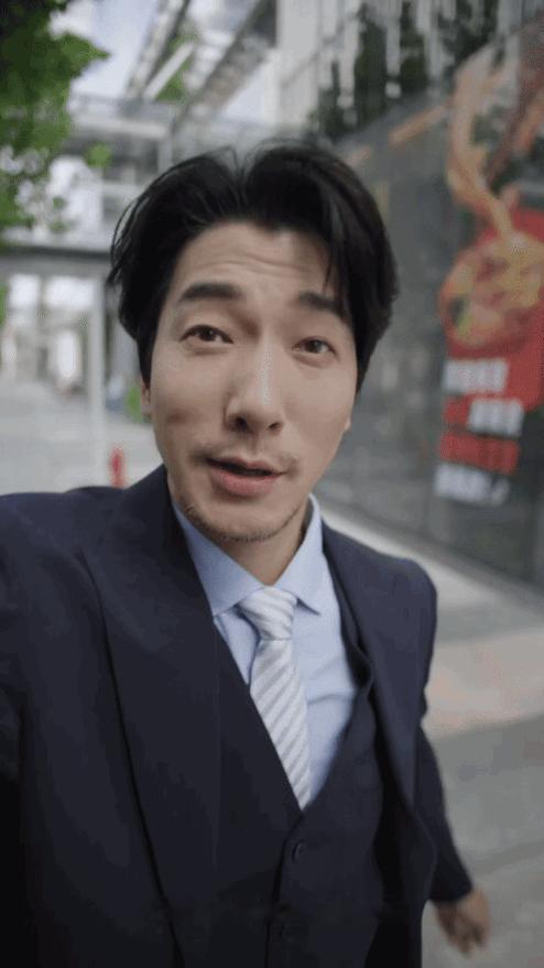 梦幻联动！张亮探访张亮麻辣烫，被员工喊老板笑点拉满。
哈哈哈🤣，万万没想到，“
