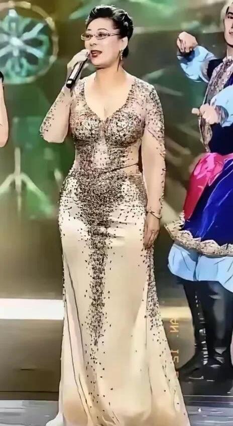 大家还记得这一位女歌唱家吗，她声音清亮，歌声美妙，颜值不是特别出众的那一种，但是