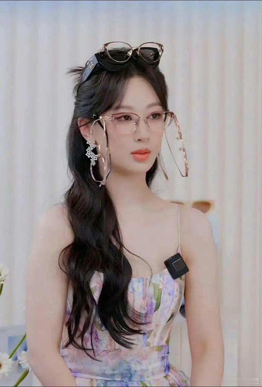 谁教杨紫这样戴眼镜的 太好笑了谁教杨紫这样戴眼镜的，一个头上戴了五个眼镜啊，杨紫