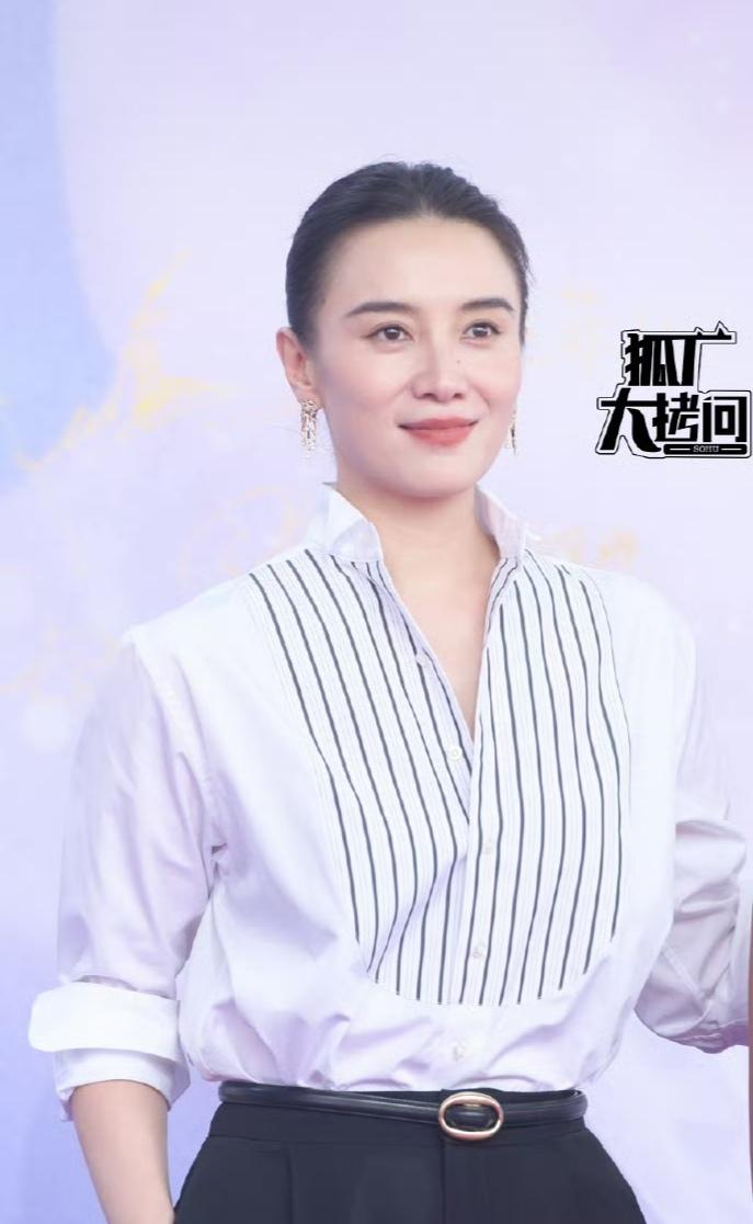 女明星里，我最想不通的就是宋佳了，你说她才45岁，难道没人告诉她，她梳着大背头真