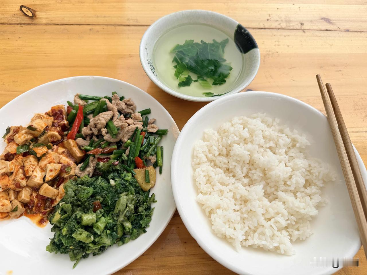 我的租住处附近有好几家快餐和自助餐，所以我还没有正式开火做饭。自助餐全素8元一位