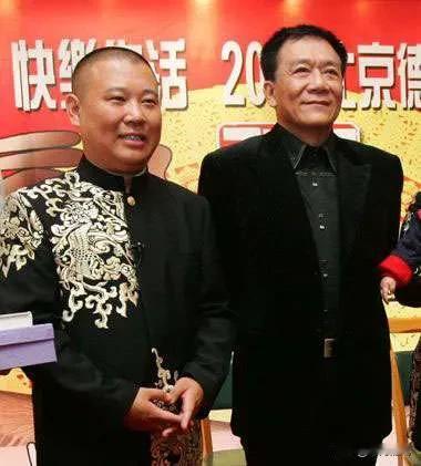 相声演员郭德纲说：我师父侯耀文，有一年他找人算卦，算卦的说他能活九十三岁，他逮谁