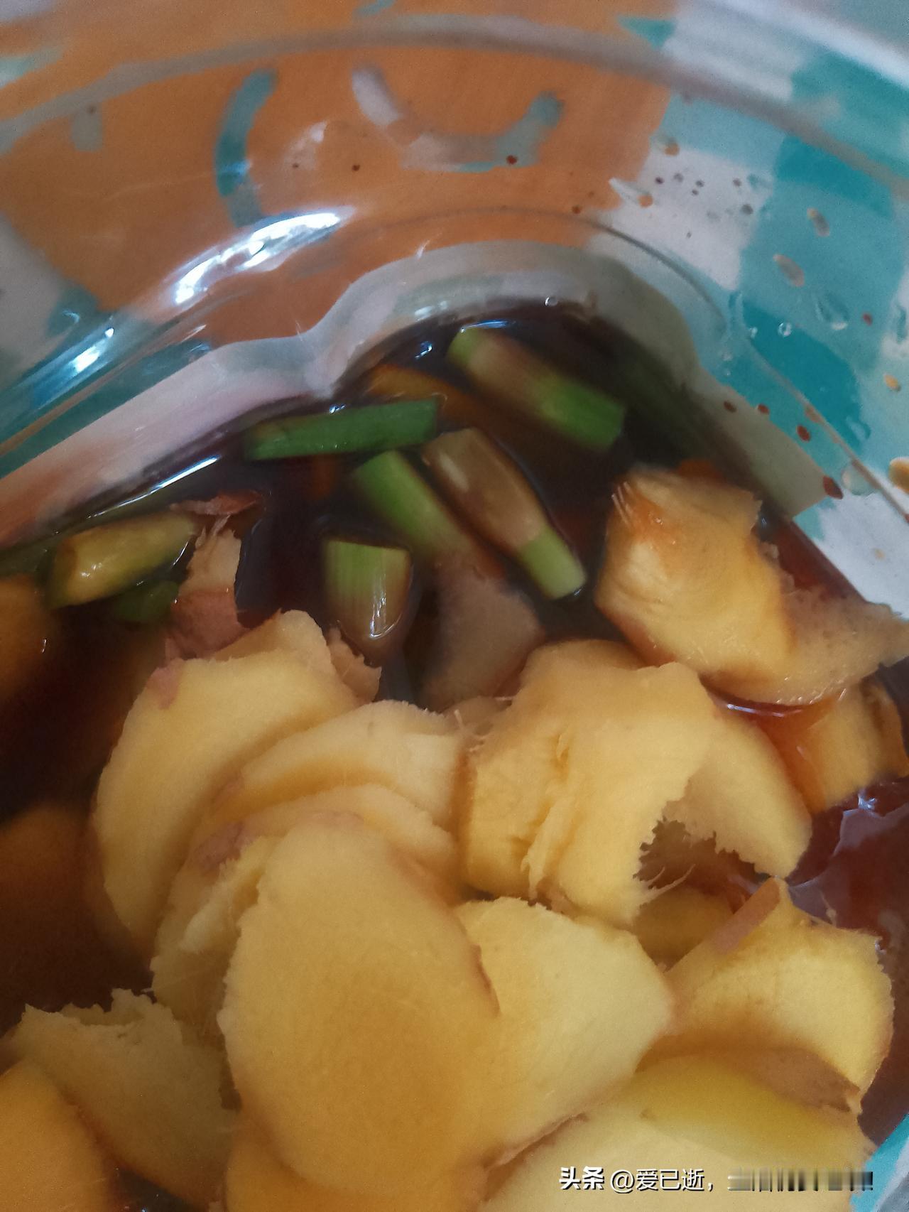今天自己动手尝试腌制点傣味腌蒜苔，先将蒜苔用盐水泡3小时，再滤干水份，加酱油、醋