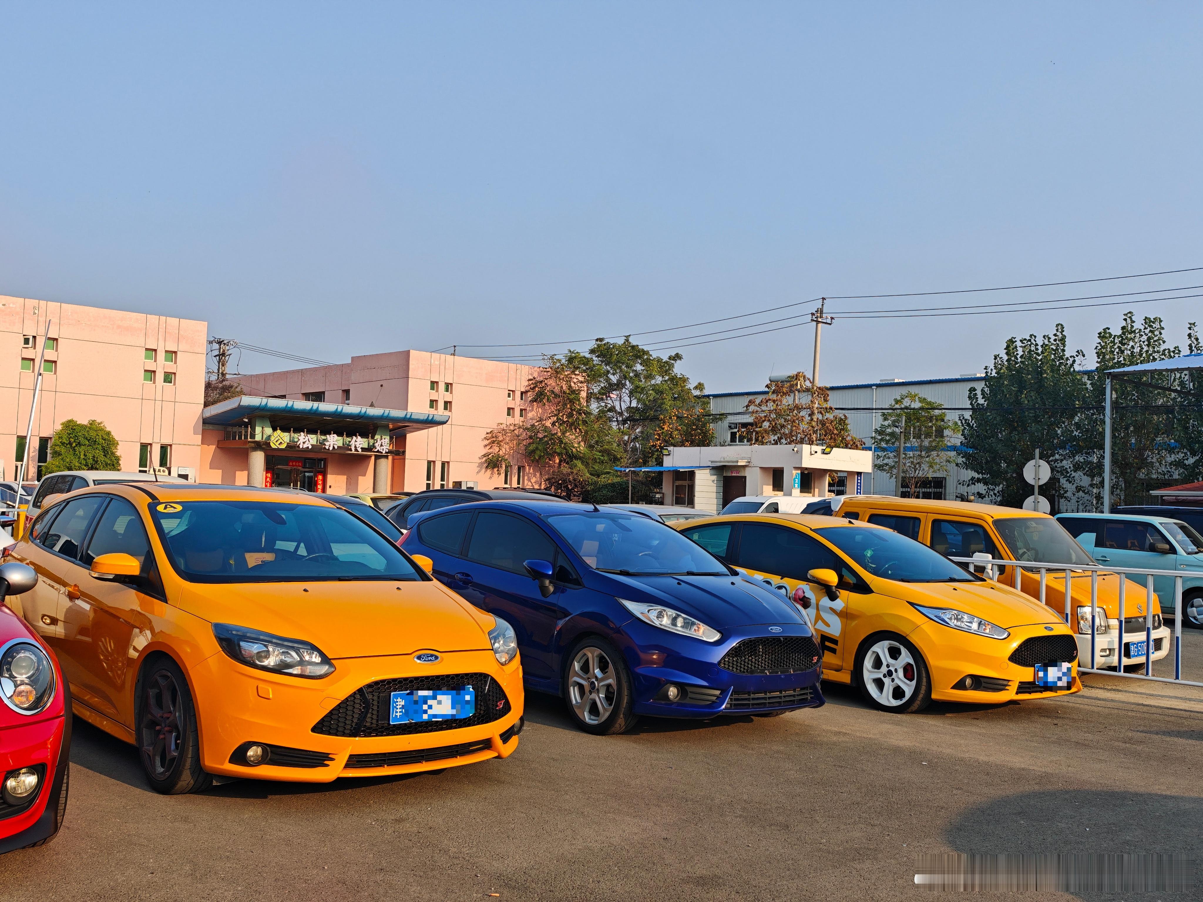 马力玩聚老马在路上 店里ST又多了起来左边这台和右边那台都是卖出去一年又回来的车