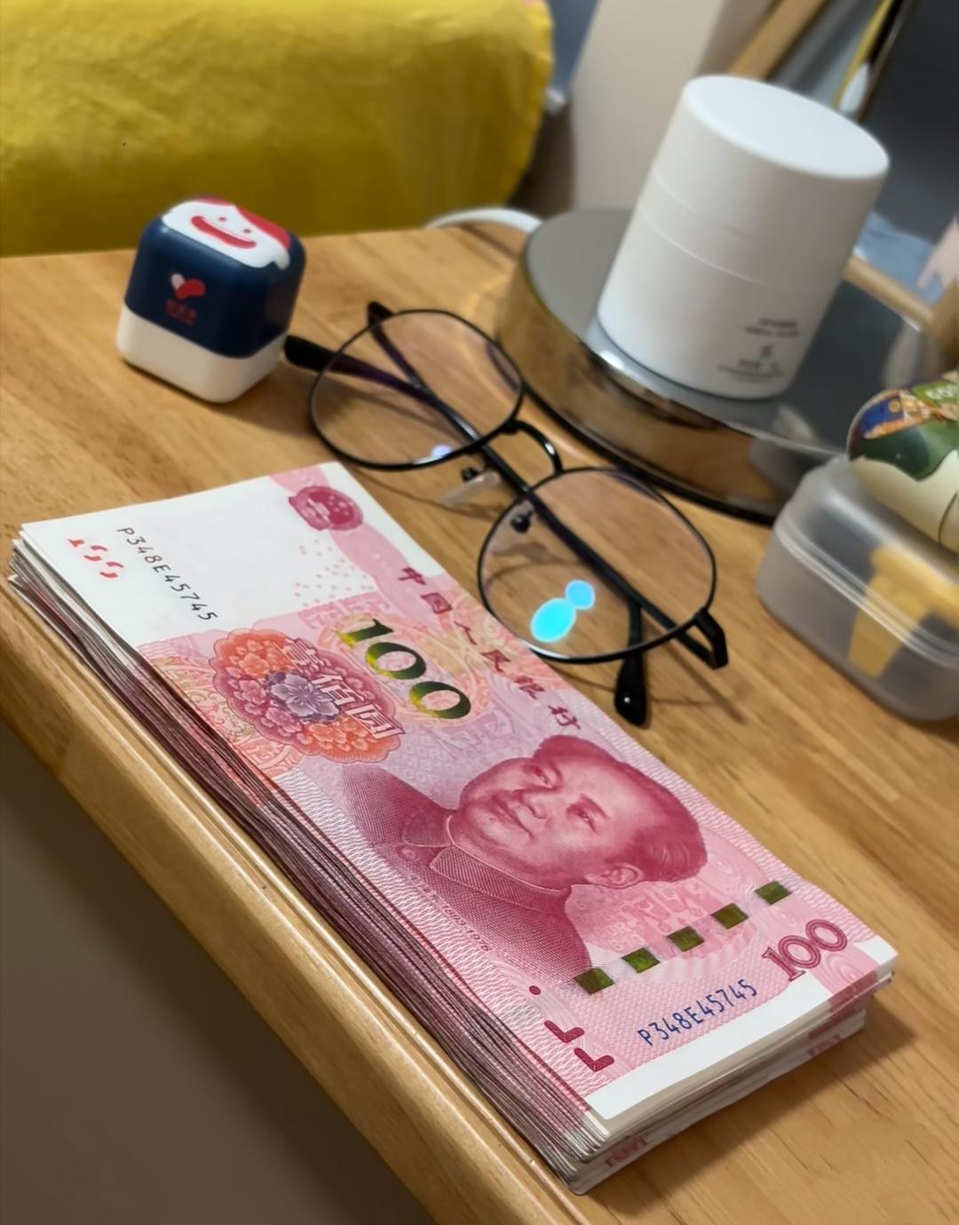 钱，现在是越来越难赚了，所以奉劝大家一定要:

1、发了工资，先存一部分，不管多