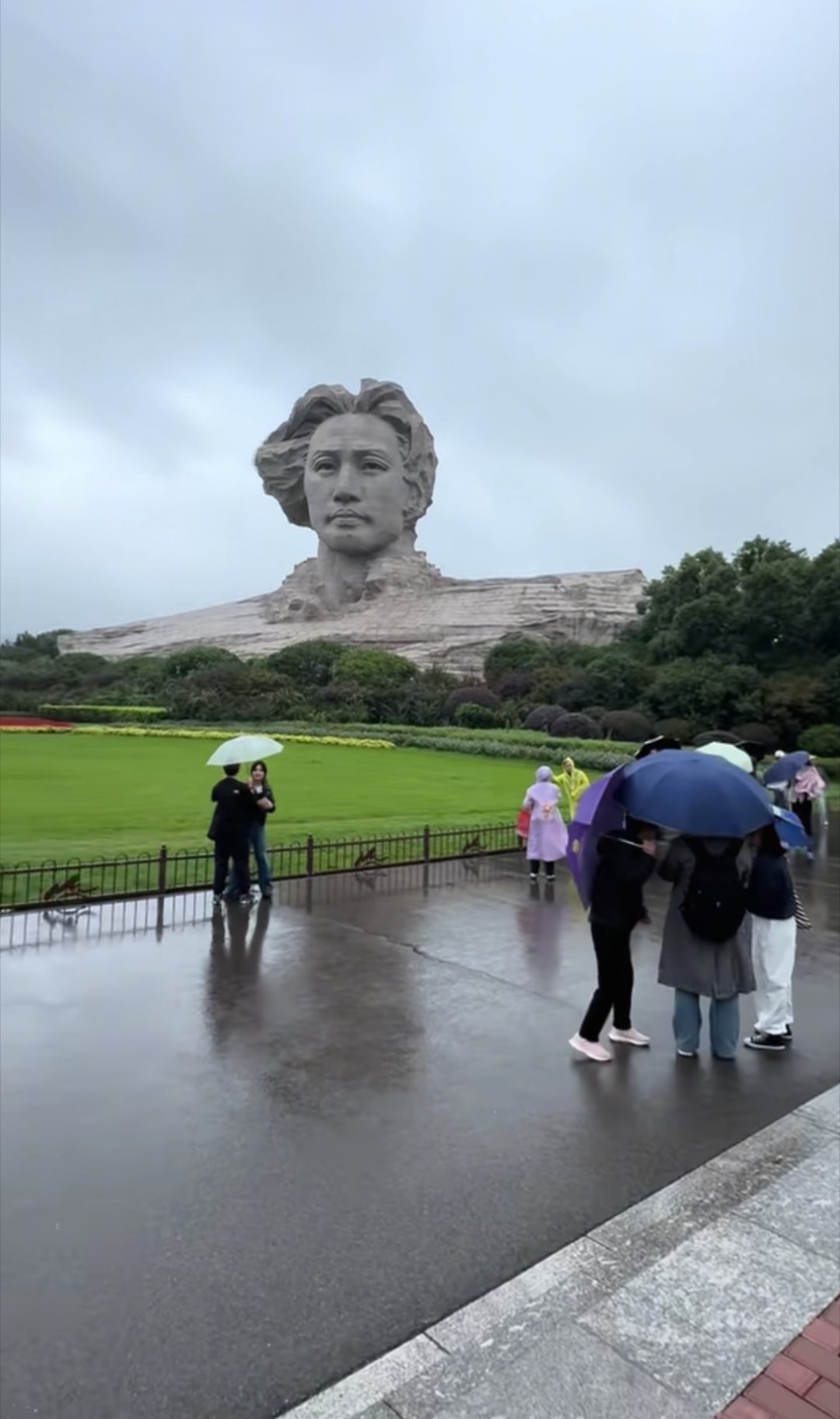 365天风雨无阻人们朝圣般的热情，伟人在人们心中  ​​​