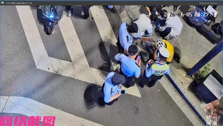 杭州某名外卖小哥在送单途中突遭身体不适，另一名外卖小哥看见后选择停下自己手里的订