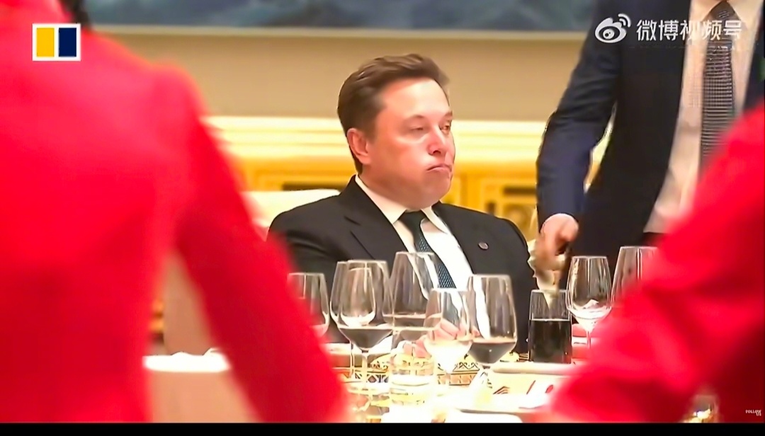 特朗普访华欢迎宴会  马哥深吸一口气，然后腮帮子鼓那下，就感觉至少是微醺了。不知