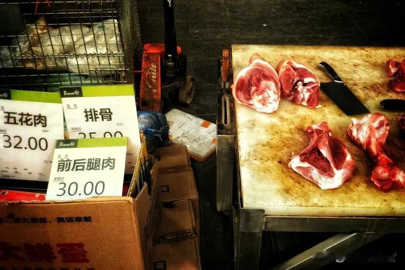 你觉得目前鸡蛋的价格贵吗？

菜市场里，大妈捏着塑料袋，对着那筐红皮鸡蛋皱了皱眉