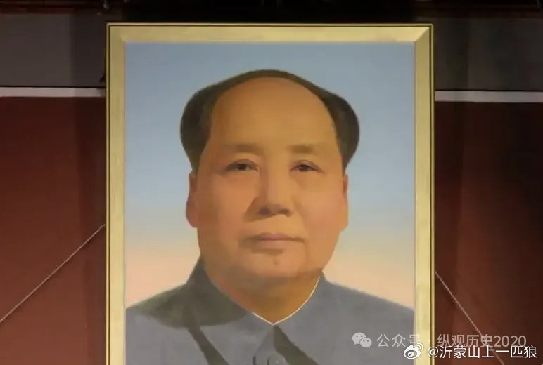 【1952年，一铁匠看见每家挂的毛主席画像，越看越熟悉，对妻子说道：这不是结拜兄