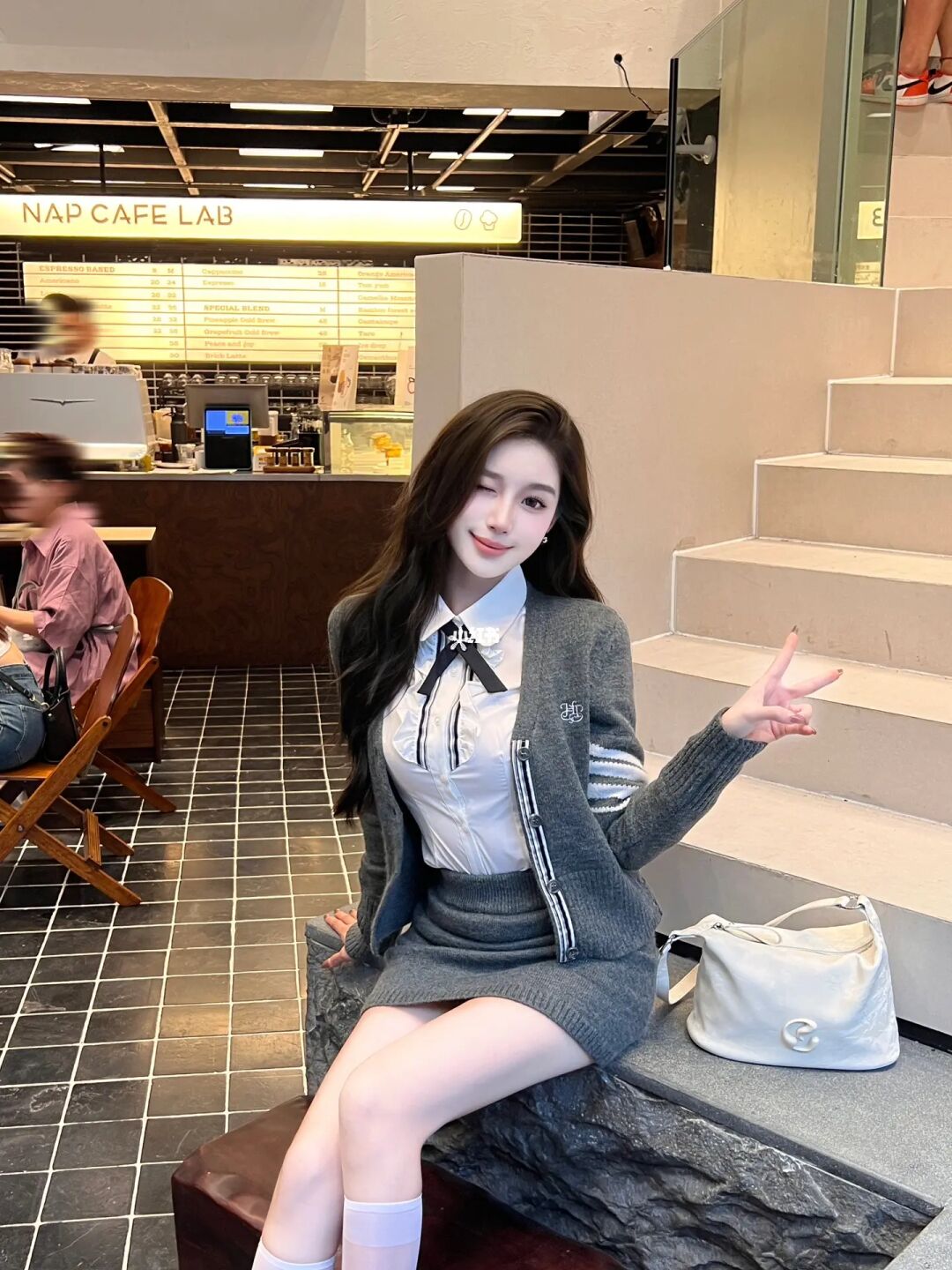 快看！隔壁班新来的转校生👩🏻‍🎓