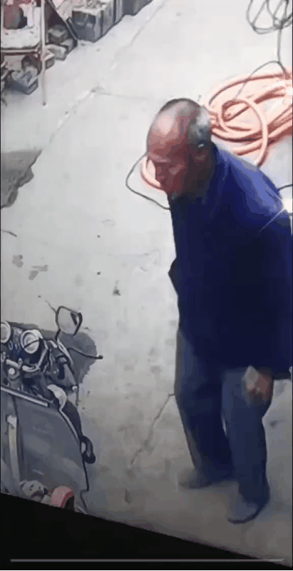 一位老大爷闲着无聊，竟然伸手去拧电动车的转速车把？
结果电动车突然启动，大爷最后